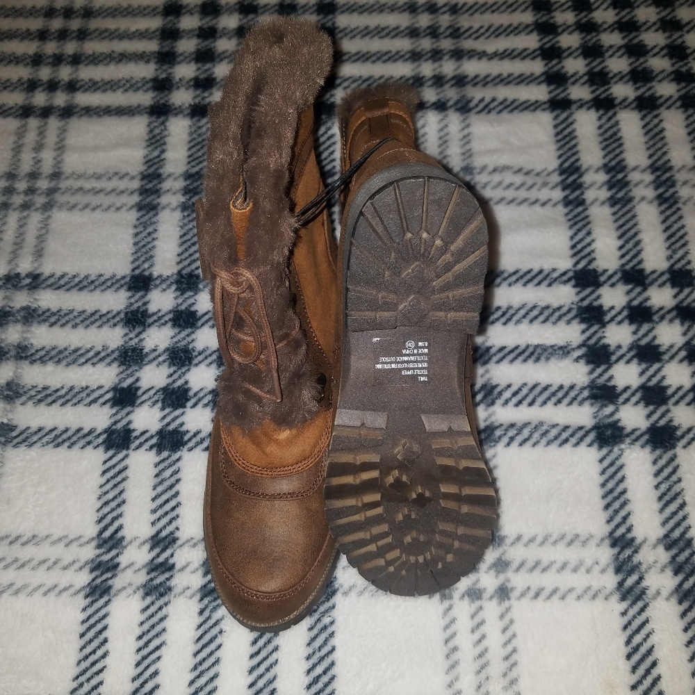 Pop brown Booties with faux fur inside.